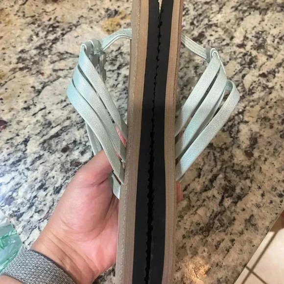 High Tide super “soft cross cross flip flop” sandal - Picture 4 of 8